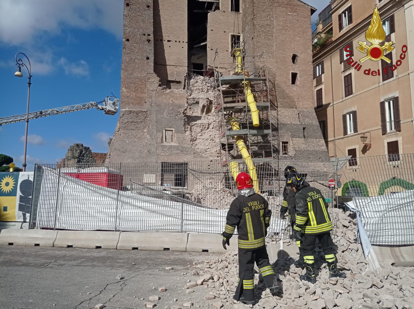 Cede la Torre dei Conti, paura ai Fori Imperiali: nuovo crollo mentre si scava per salvare operai (FOTO e VIDEO) 2 Cede la Torre dei Conti, paura ai Fori Imperiali: nuovo crollo mentre si scava per salvare operai (FOTO e VIDEO) 2