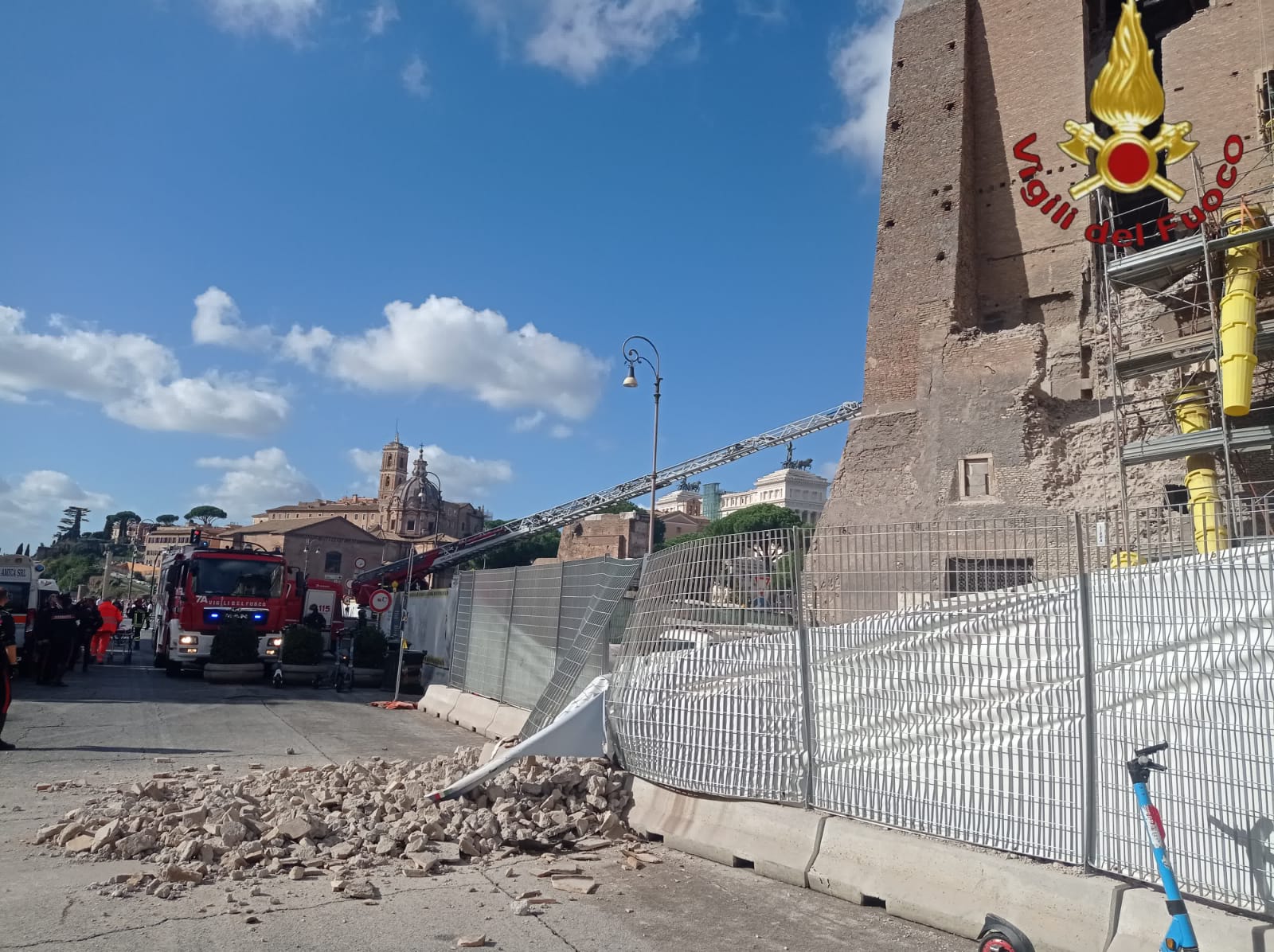 Cede la Torre dei Conti, paura ai Fori Imperiali: nuovo crollo mentre si scava per salvare operai (FOTO e VIDEO) 3 Cede la Torre dei Conti, paura ai Fori Imperiali: nuovo crollo mentre si scava per salvare operai (FOTO e VIDEO) 3