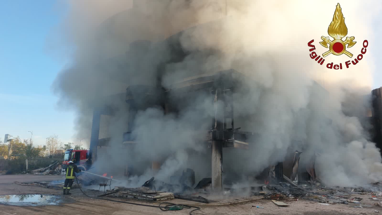 Incendio nel palazzo favelas di Tor Sapienza: un occupante si lancia dal secondo piano (FOTO e VIDEO) 3