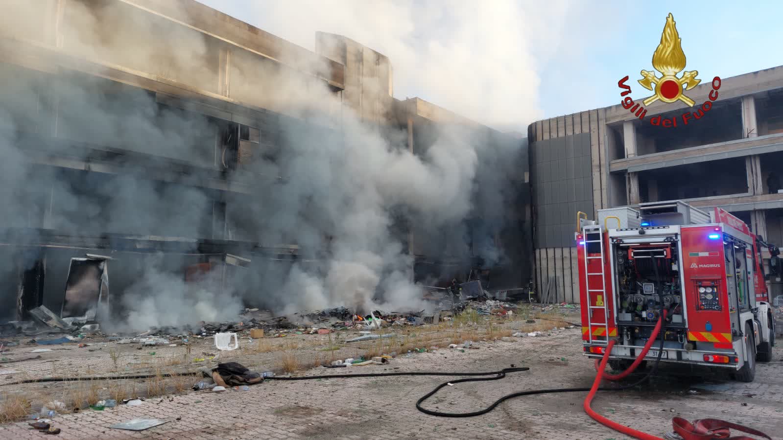 Incendio nel palazzo favelas di Tor Sapienza: un occupante si lancia dal secondo piano (FOTO e VIDEO) 4