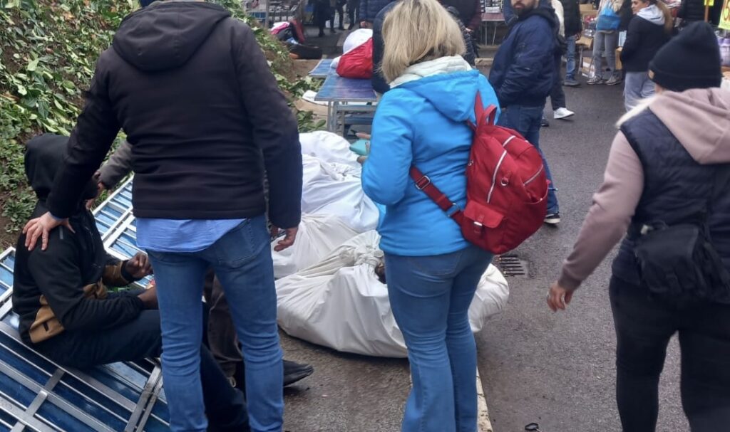 Sequestrate borse, scarpe e abbigliamento contraffatto: 4 fermati nel mercato di Tor Bella Monaca (VIDEO) 1