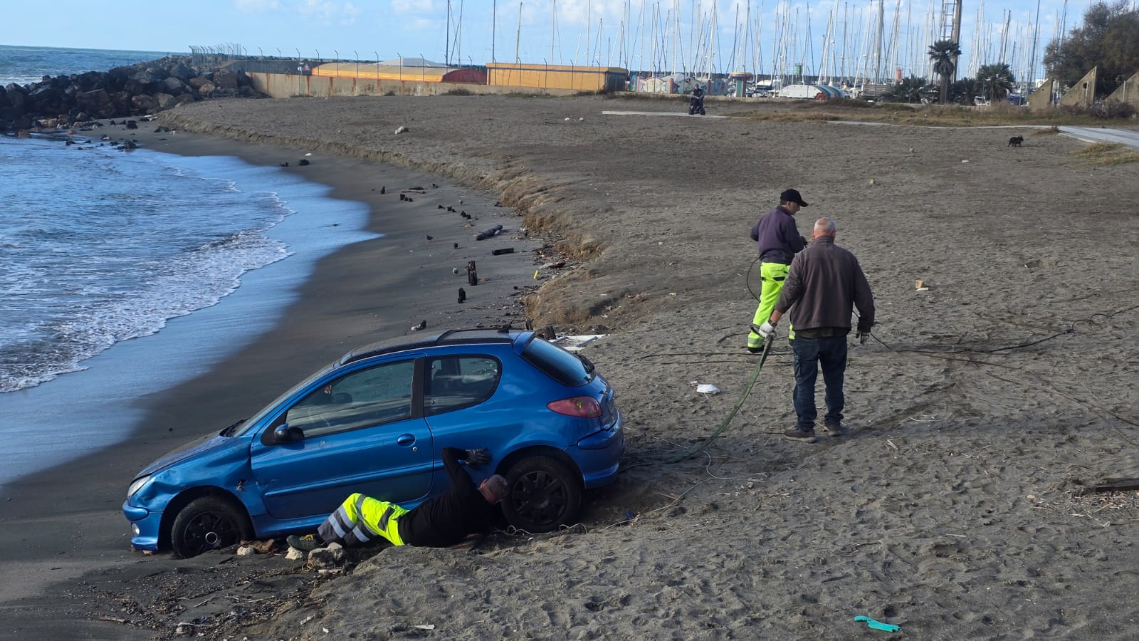 Auto sfugge al controllo e finisce sulla spiaggia a Ostia: rischio mare aperto (VIDEO) 1 Auto sfugge al controllo e finisce sulla spiaggia a Ostia: rischio mare aperto (VIDEO) 1