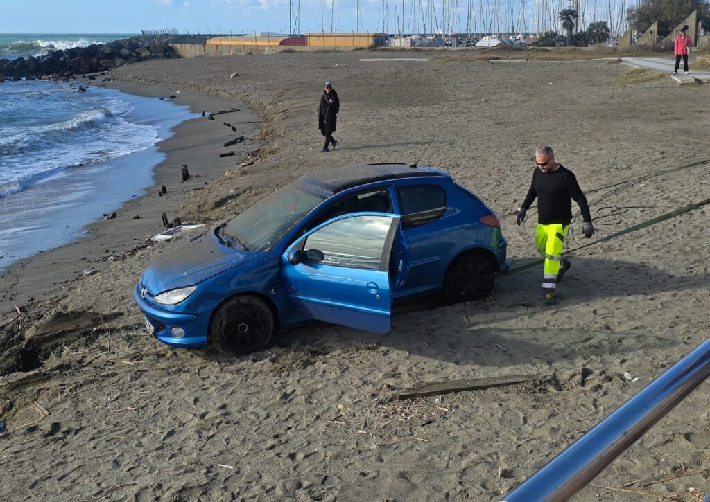 Auto sfugge al controllo e finisce sulla spiaggia a Ostia: rischio mare aperto (VIDEO) 3 Auto sfugge al controllo e finisce sulla spiaggia a Ostia: rischio mare aperto (VIDEO) 3