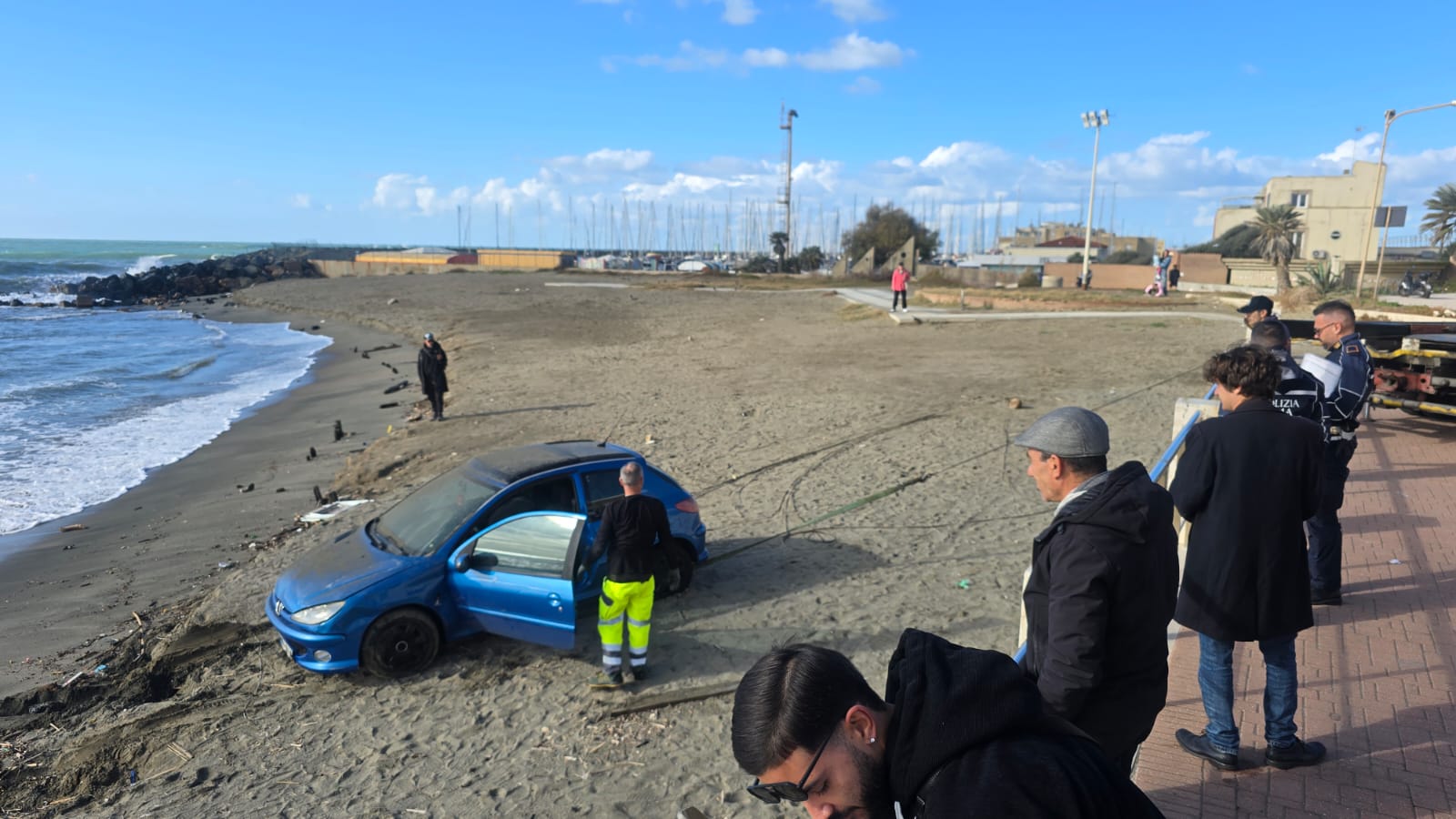 Auto sfugge al controllo e finisce sulla spiaggia a Ostia: rischio mare aperto (VIDEO) 2 Auto sfugge al controllo e finisce sulla spiaggia a Ostia: rischio mare aperto (VIDEO) 2