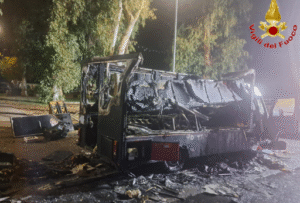 Paura nella notte a Civitavecchia i vigili del fuoco sventano l’esplosione di un chiosco ambulante 1