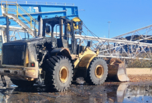 Incendio al porto di Civitavecchia: una pala meccanica prende fuoco mentre sposta cataste di legno 1 Incendio al porto di Civitavecchia: una pala meccanica prende fuoco mentre sposta cataste di legno 1