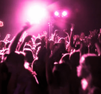 Notte Rosa ad Ardea, torna la serata contro la violenza sulle donne: musica, danza e un concerto dal vivo a Tor San Lorenzo