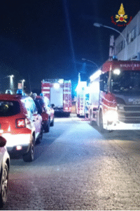 Notte di paura per l’incendio a un capannone nella zona Est di Roma occupato da 200 persone: tre intossicati 1 Notte di paura per l’incendio a un capannone nella zona Est di Roma occupato da 200 persone: tre intossicati 1