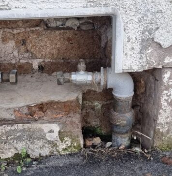 Bollette pagate ma l’acqua non torna: situazione drammatica in un condominio di Torvaianica