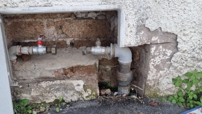 Bollette pagate ma l’acqua non torna: situazione drammatica in un condominio di Torvaianica