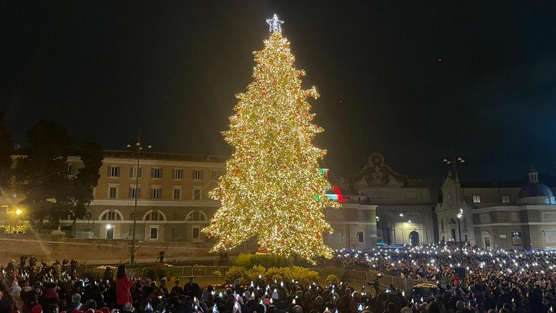 Natale a piazza di Spagna: l’albero più elegante della Capitale è qui 2 Natale a piazza di Spagna: l’albero più elegante della Capitale è qui 1