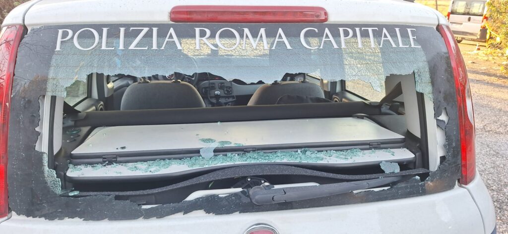 Ubriaco provoca incidente e poi tenta di rubare l’auto ai vigili: due agenti feriti a Roma 1