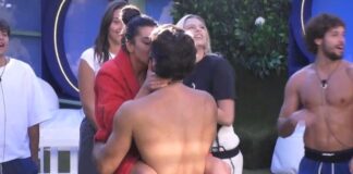 Grande Fratello 2025, tra Omer e Rasha di Pomezia scatta il bacio: galeotto fu l'aereo