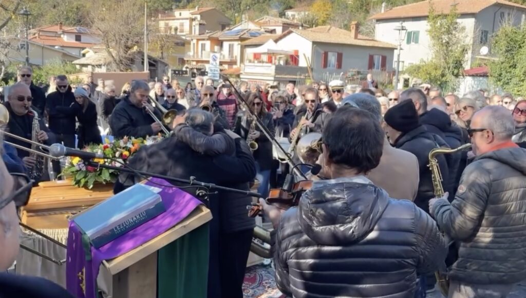 Una folla e un giro di sax: l’omaggio ad Alessandro Tomei nel giorno dei funerali (VIDEO) 1