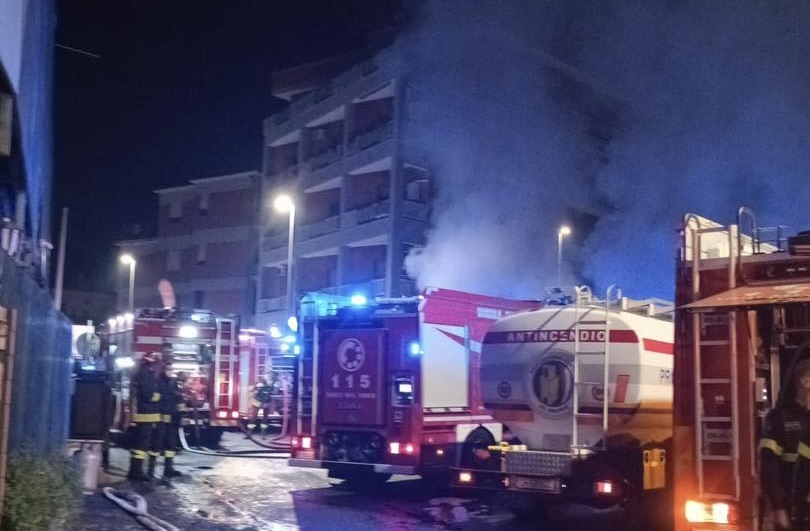 Devastante incendio in un magazzino cinese sulla Casilina: brucia da ore 2