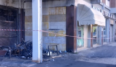 Incendio a Ostia distrugge tre moto e danneggia una banca (FOTO e VIDEO) 1 Incendio a Ostia distrugge tre moto e danneggia una banca (FOTO e VIDEO) 1
