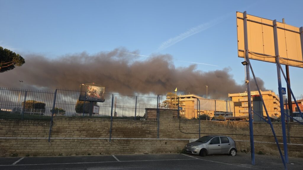 Incendio nel palazzo favelas di Tor Sapienza: un occupante si lancia dal secondo piano (FOTO e VIDEO) 2