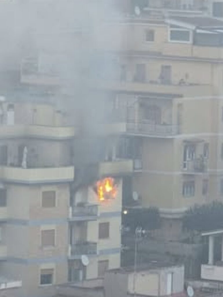 Incendio in un appartamento a Primavalle per una presa elettrica: tre famiglie evacuate e due intossicati 1