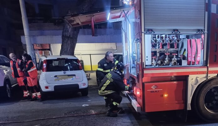 incendio-vigili-fuoco-santa-marinella