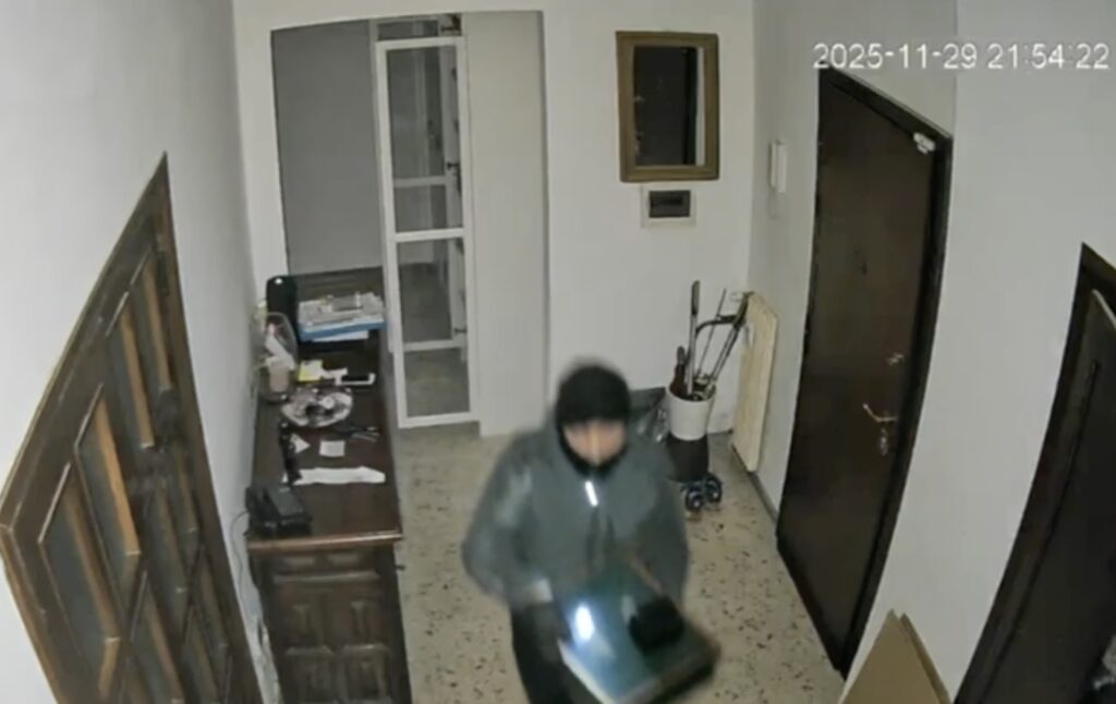 Faccia a faccia coi ladri a Roma Nord: avvocato sorprende la banda in casa (VIDEO) 1