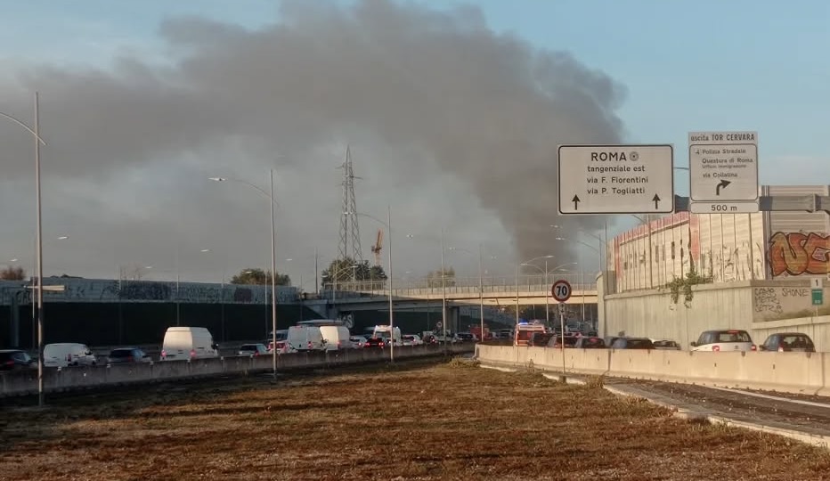Incendio nel palazzo favelas di Tor Sapienza: un occupante si lancia dal secondo piano (FOTO e VIDEO) 1