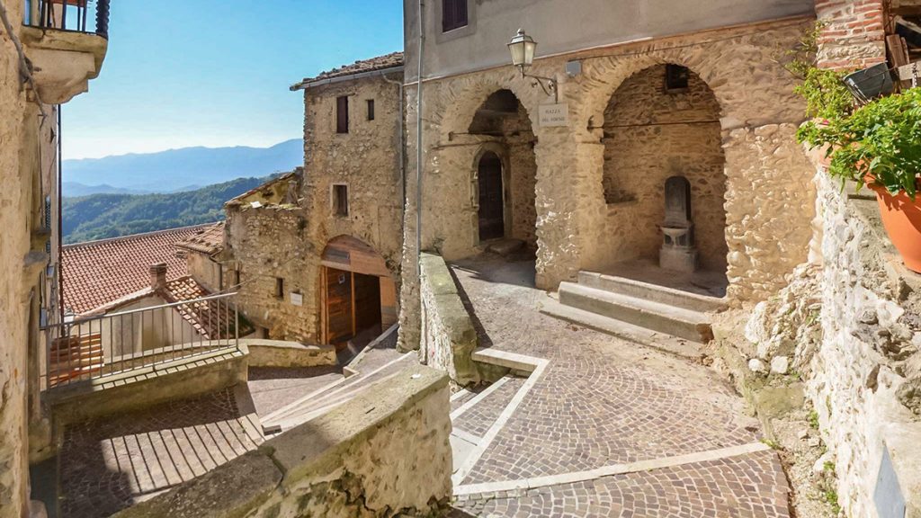 Sagra della Rola e Festa del Cornuto 2025: l’irriverente evento di Rocca Canterano alle porte di Roma 2 Sagra della Rola e Festa del Cornuto 2025: l’irriverente evento di Rocca Canterano alle porte di Roma 1