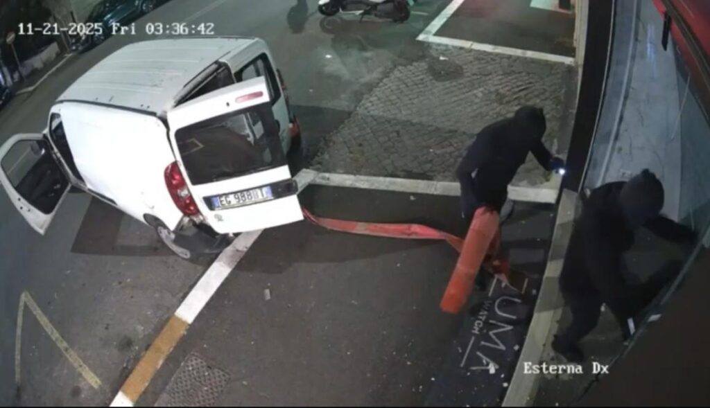 Auto rubate usate come ariete: tre furti nella notte tra Roma e i Castelli 1
