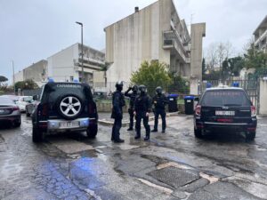 Base di spaccio smantellata a Nettuno in un complesso residenziale: 3 arresti (VIDEO) 1