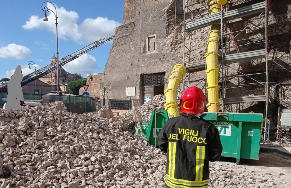 Cede la Torre dei Conti, paura ai Fori Imperiali: nuovo crollo mentre si scava per salvare operai (FOTO e VIDEO) 1 Cede la Torre dei Conti, paura ai Fori Imperiali: nuovo crollo mentre si scava per salvare operai (FOTO e VIDEO) 1