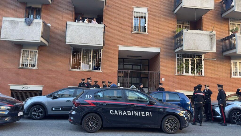 Via i latinos dai palazzi occupati a Cinecittà: iniziato lo sgombero in via Eudo Giuglioli 1 Via i latinos dai palazzi occupati a Cinecittà: iniziato lo sgombero in via Eudo Giuglioli 1