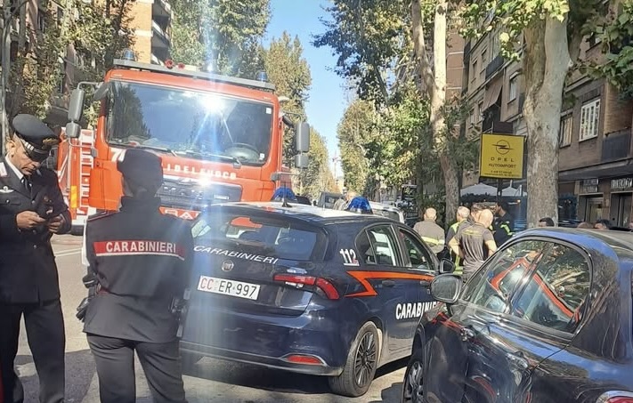 Incendio in un appartamento di via Oderisi da Gubbio: strada chiusa e soccorsi sul posto 1