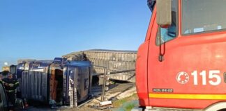 Incidente a Cerveteri, camion si ribalta durante lo scarico: autista estratto dai Vigili del Fuoco