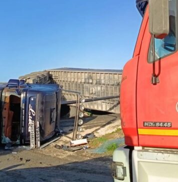 Incidente a Cerveteri, camion si ribalta durante lo scarico: autista estratto dai Vigili del Fuoco