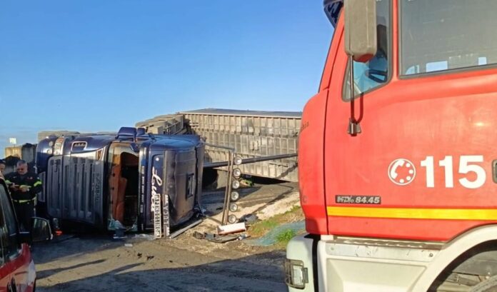 incidente cerveteri Incidente a Cerveteri, camion si ribalta durante lo scarico: autista estratto dai Vigili del Fuoco