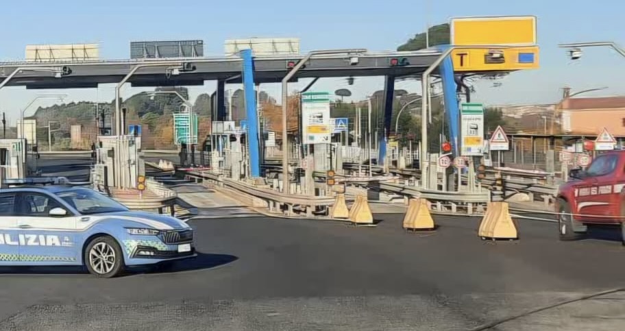 Autoarticolato perde carburante, disagi sull'A1: chiusa la carreggiata nord 1