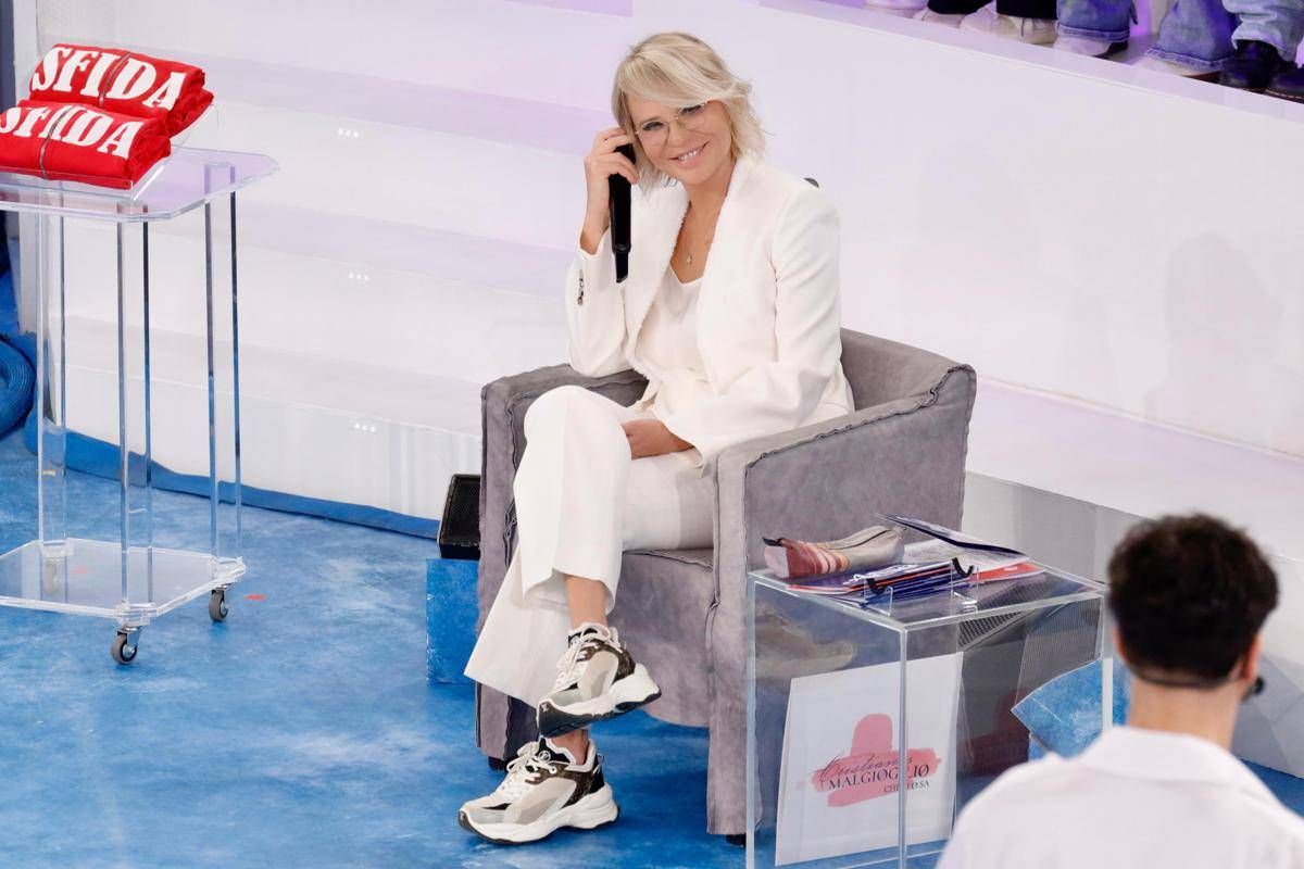 Cambio di palinsesto Canale 5: Amici e Uomini e Donne si fermano, allunga Io sono Farah 1
