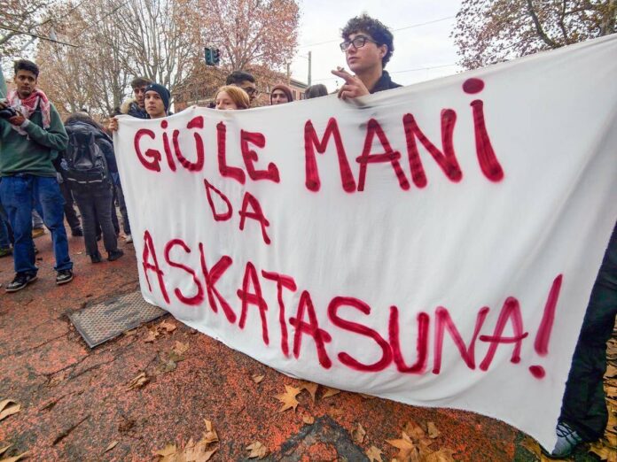 Askatasuna, a Torino corteo contro lo sgombero del centro del sociale: “Oggi non è data di fine ma di inizio”
