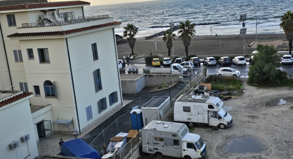 Emergenza degrado urbano e sicurezza: falò in un camper abitato da senza fissa dimora a Ostia (VIDEO) 2