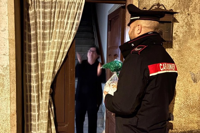 I carabinieri portano un sorriso nell'alta Valle dell’Aniene: dolci natalizi agli anziani soli durante le Feste 2 I carabinieri portano un sorriso nell'alta Valle dell’Aniene: dolci natalizi agli anziani soli durante le Feste 2