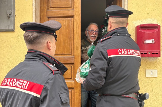 Consegna dolci natalizi ad anziani soli (2) (1)