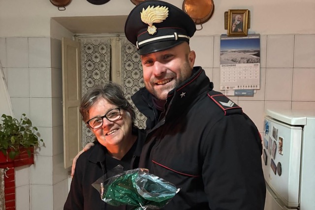 I carabinieri portano un sorriso nell'alta Valle dell’Aniene: dolci natalizi agli anziani soli durante le Feste 1 I carabinieri portano un sorriso nell'alta Valle dell’Aniene: dolci natalizi agli anziani soli durante le Feste 1