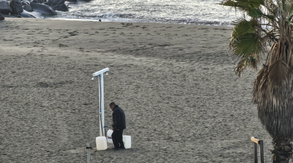 Emergenza degrado urbano e sicurezza: falò in un camper abitato da senza fissa dimora a Ostia (VIDEO) 1