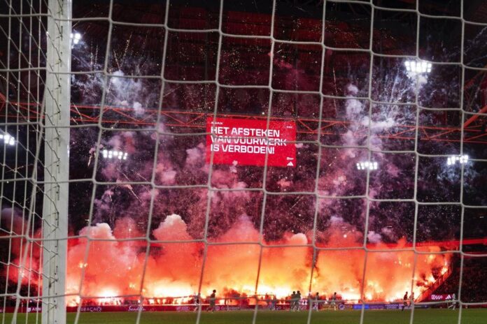 Fumogeni e fuochi d’artificio in campo, sospesa e rinviata Ajax-Groningen