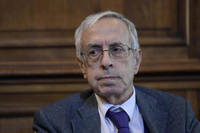 Generali, De Mattia (ex Bankitalia): “Addio a Natixis? Fatto positivo, operazione diffusamente criticata”