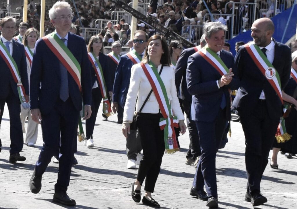 Sindaca sotto assedio: lettere, insulti e minacce, e finalmente un piccolo riconoscimento 1 Sindaca sotto assedio: lettere, insulti e minacce, e finalmente un piccolo riconoscimento 1