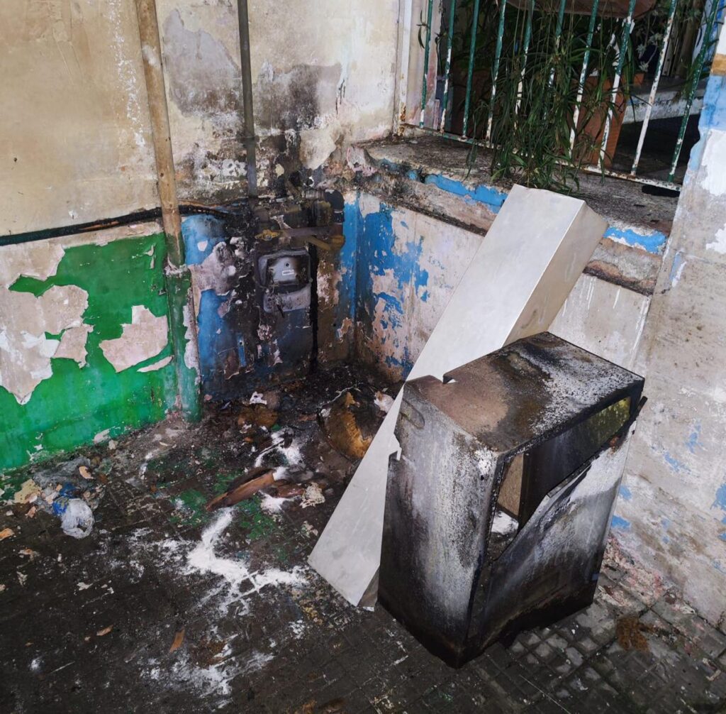 Terrore nelle case comunali: scoppia la condotta del gas e genera una bocca di fuoco. Trenta famiglie messe in salvo dalla Polizia 1 Terrore nelle case comunali: scoppia la condotta del gas e genera una bocca di fuoco. Trenta famiglie messe in salvo dalla Polizia 1