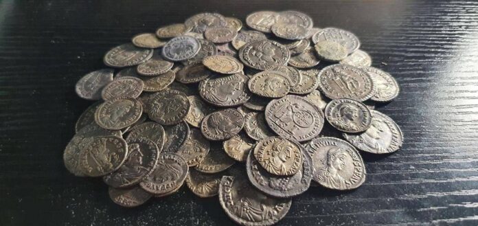 Il tesoro romano scoperto in Francia, decine di migliaia di monete di 1800 anni fa