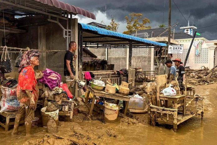 Inondazioni in Indonesia, più di 880 morti a Sumatra. Migliaia i feriti, centinaia i dispersi