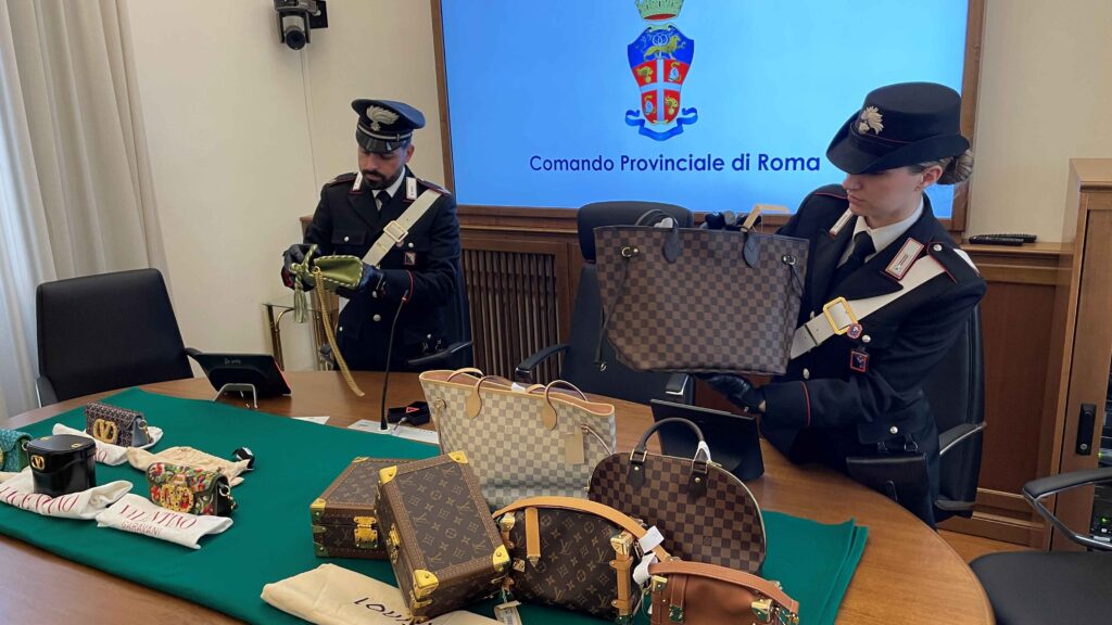 Furti a Louis Vuitton e Valentino: le borse recuperate dai carabinieri restituite ai brand 1
