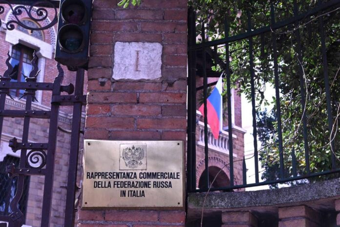 L’ambasciata russa attacca Repubblica e La Stampa: “Megafoni anti Mosca”